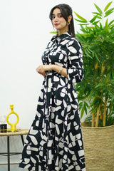 Robe Noire et Blanche Élégante avec Ceinture – Chic Intemporel