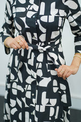 Robe Noire et Blanche Élégante avec Ceinture – Chic Intemporel