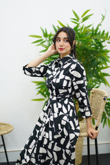 Robe Noire et Blanche Élégante avec Ceinture – Chic Intemporel