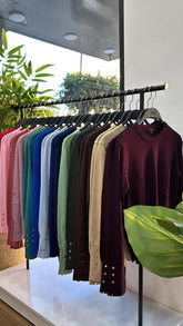 Pulls fin basiques col rond à boutons doré