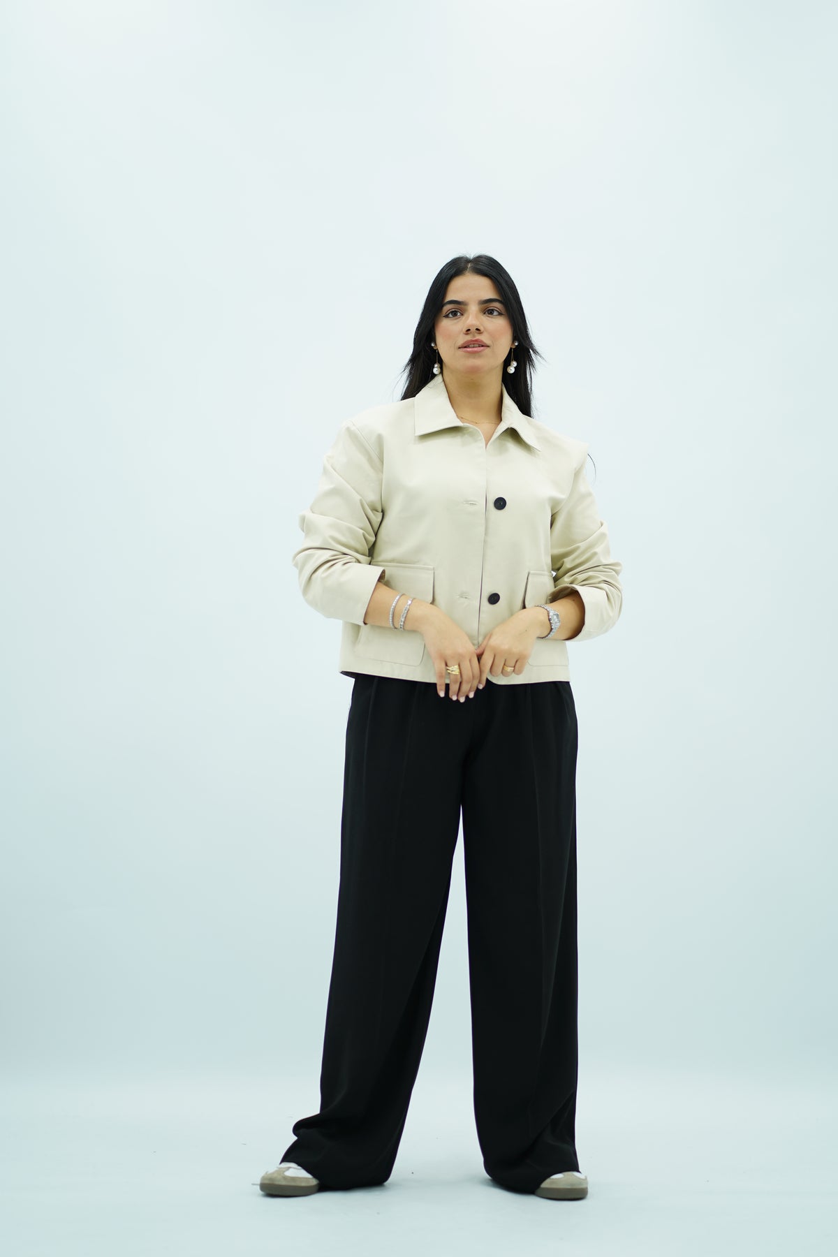 Trench Court Écru à Boutons Noirs