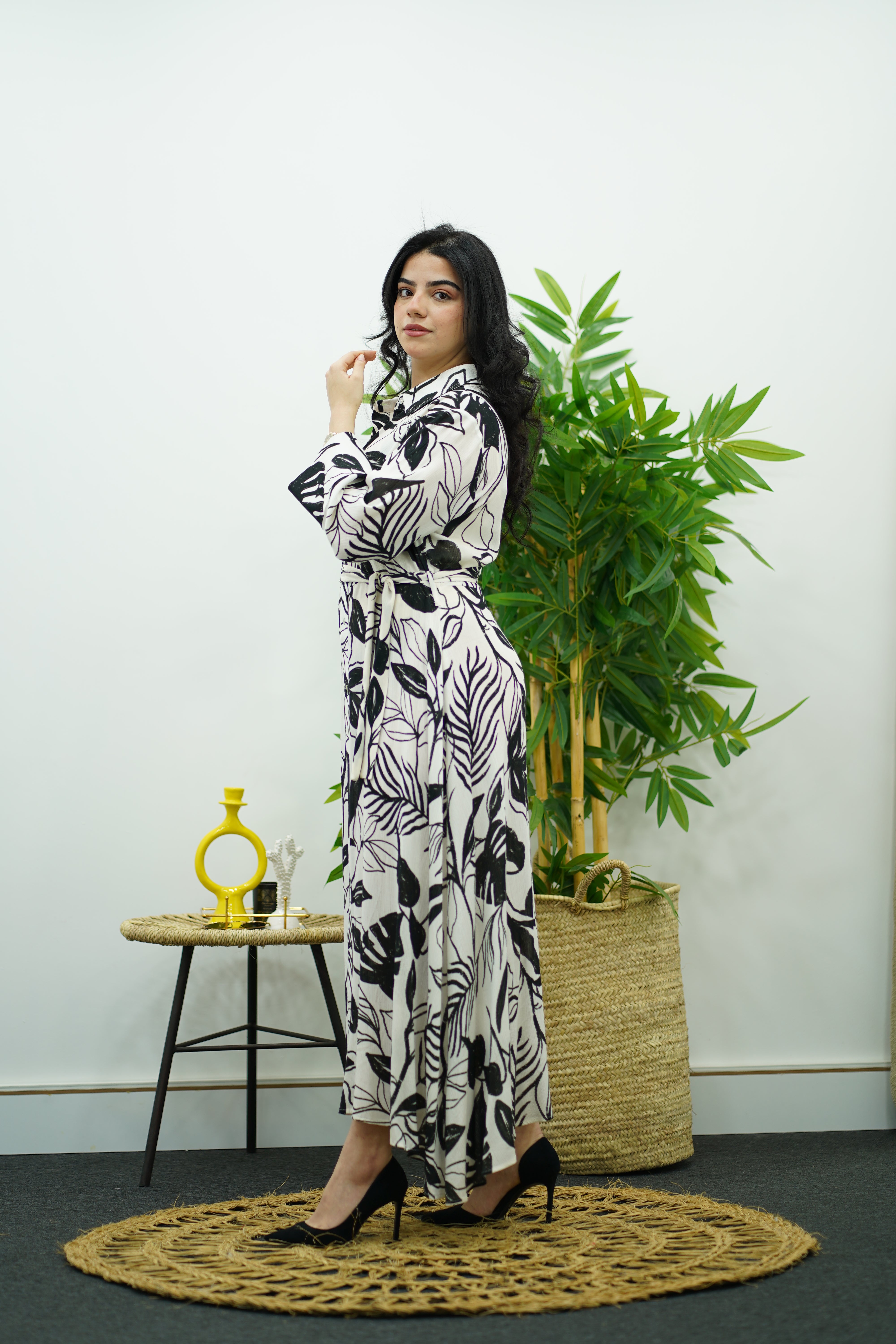 Robe Fleurie Blanche et Noir avec Ceinture – Chic Intemporel