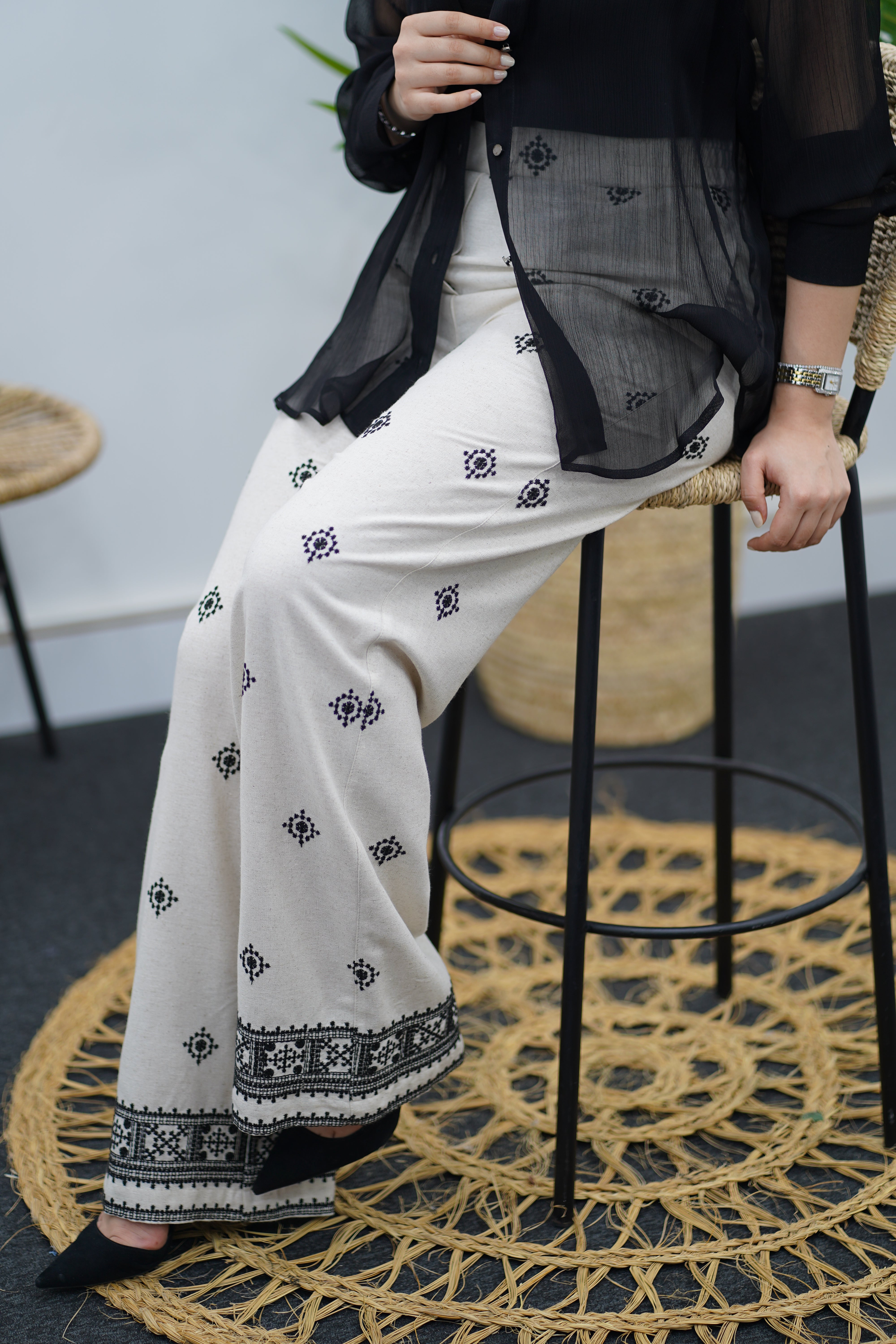Pantalon en lin brodé noir
