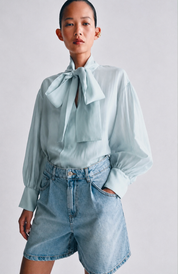 Blouse fluide au col lavallière
