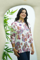 Chemise blanche à l’imprimé floral