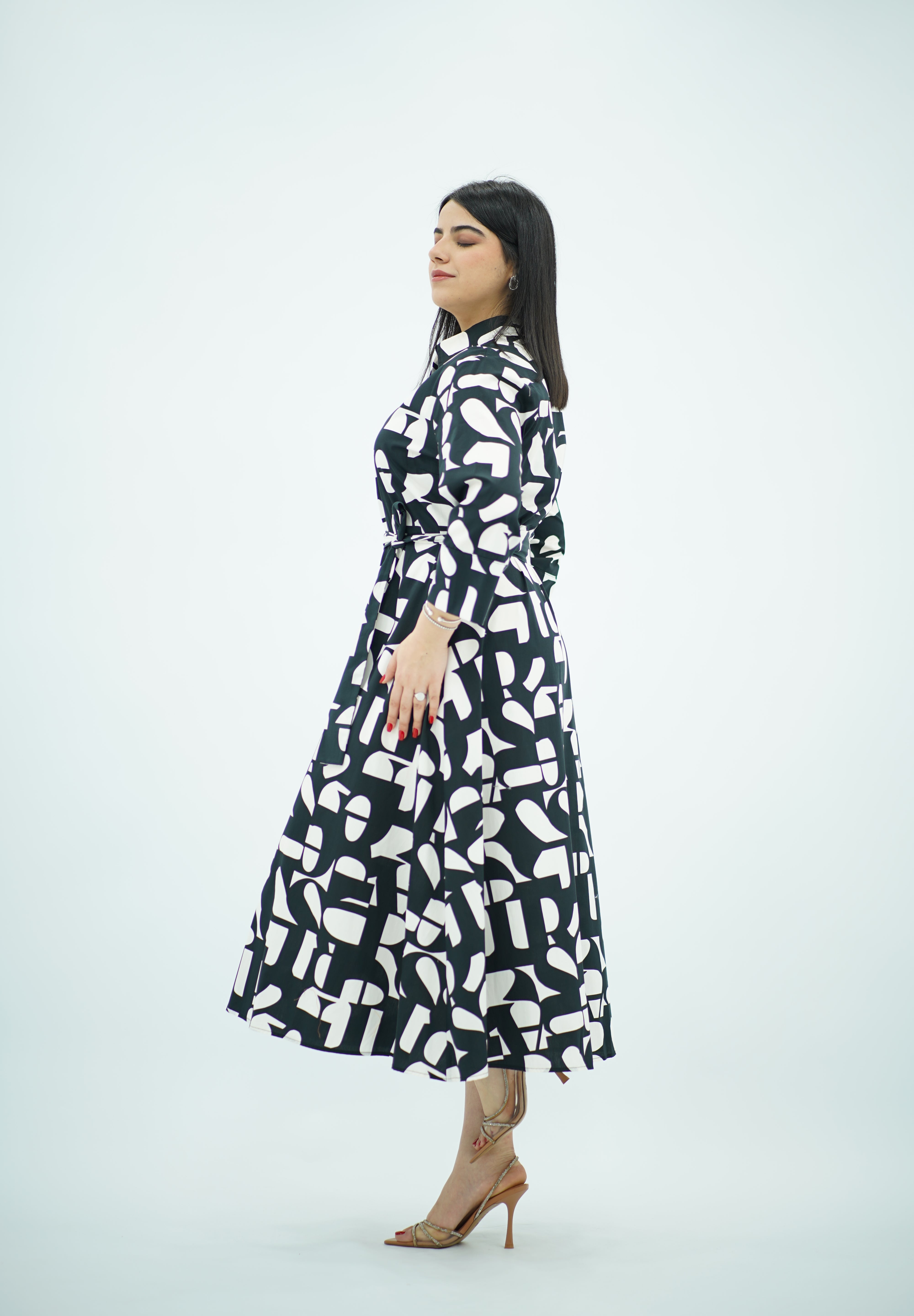 Robe Noire et Blanche Élégante avec Ceinture – Chic Intemporel