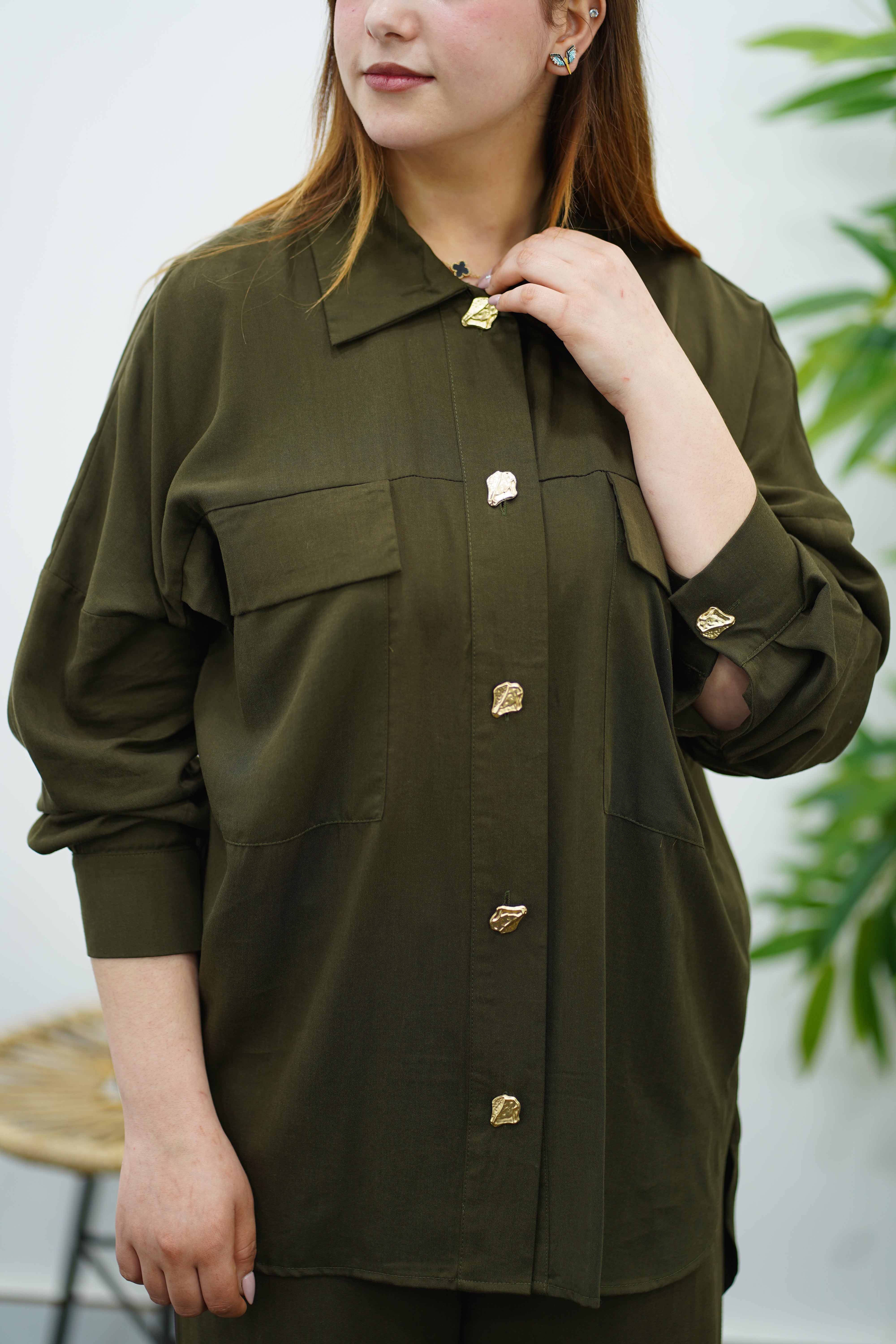 Élégance en Kaki - Ensemble  Pantalon & Chemise à Boutons Dorés