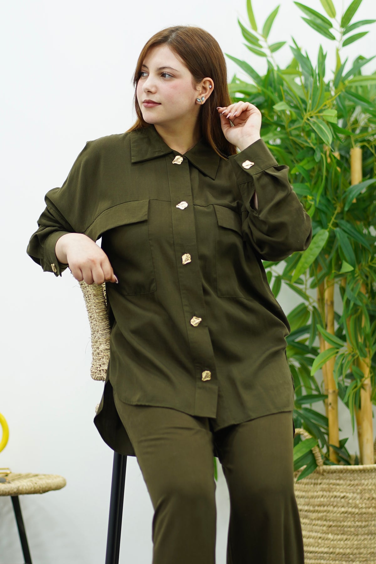 Élégance en Kaki - Ensemble  Pantalon & Chemise à Boutons Dorés