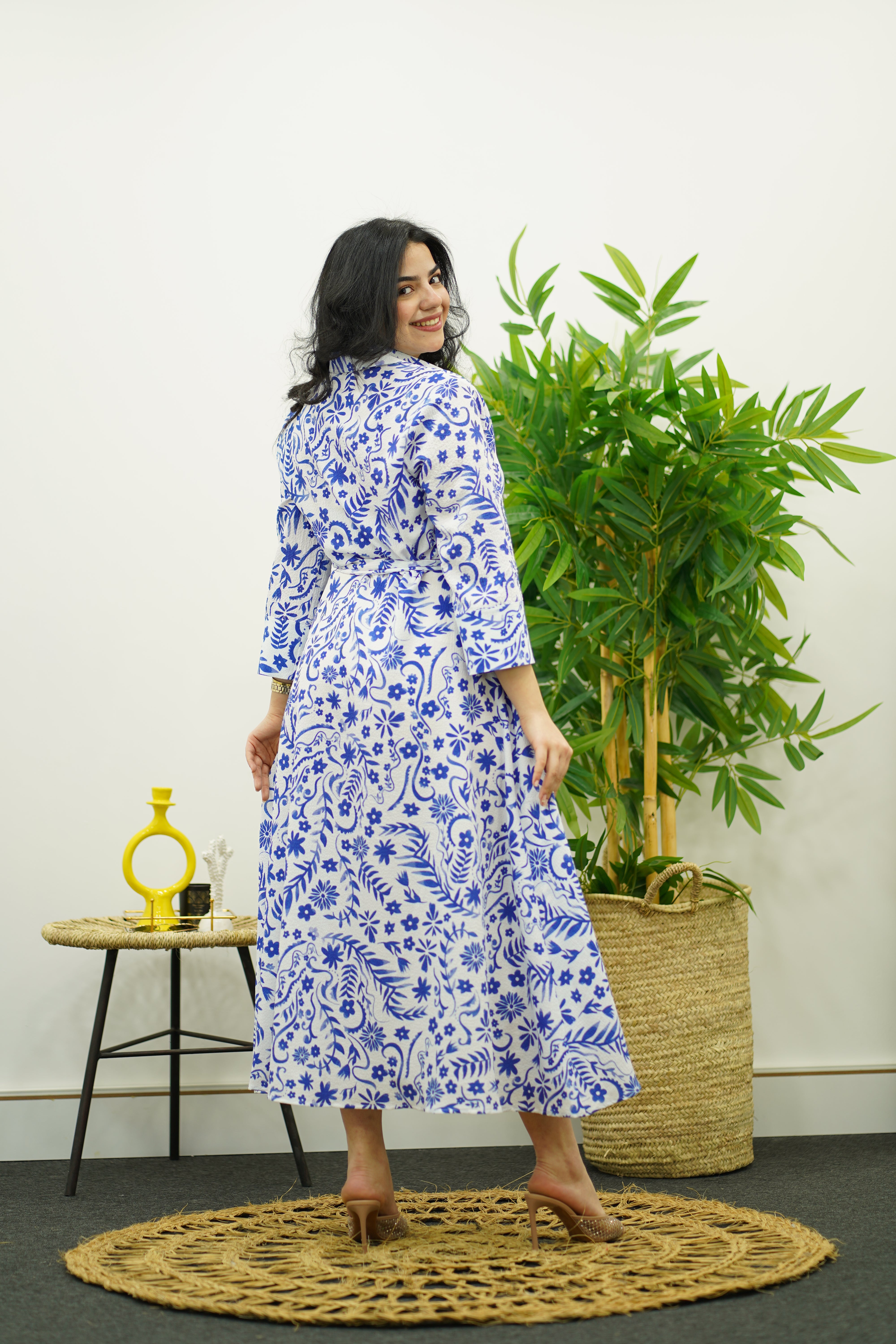 Robe Imprimée Florale Blanche et Bleu Ciel avec Ceinture – Chic Intemporel