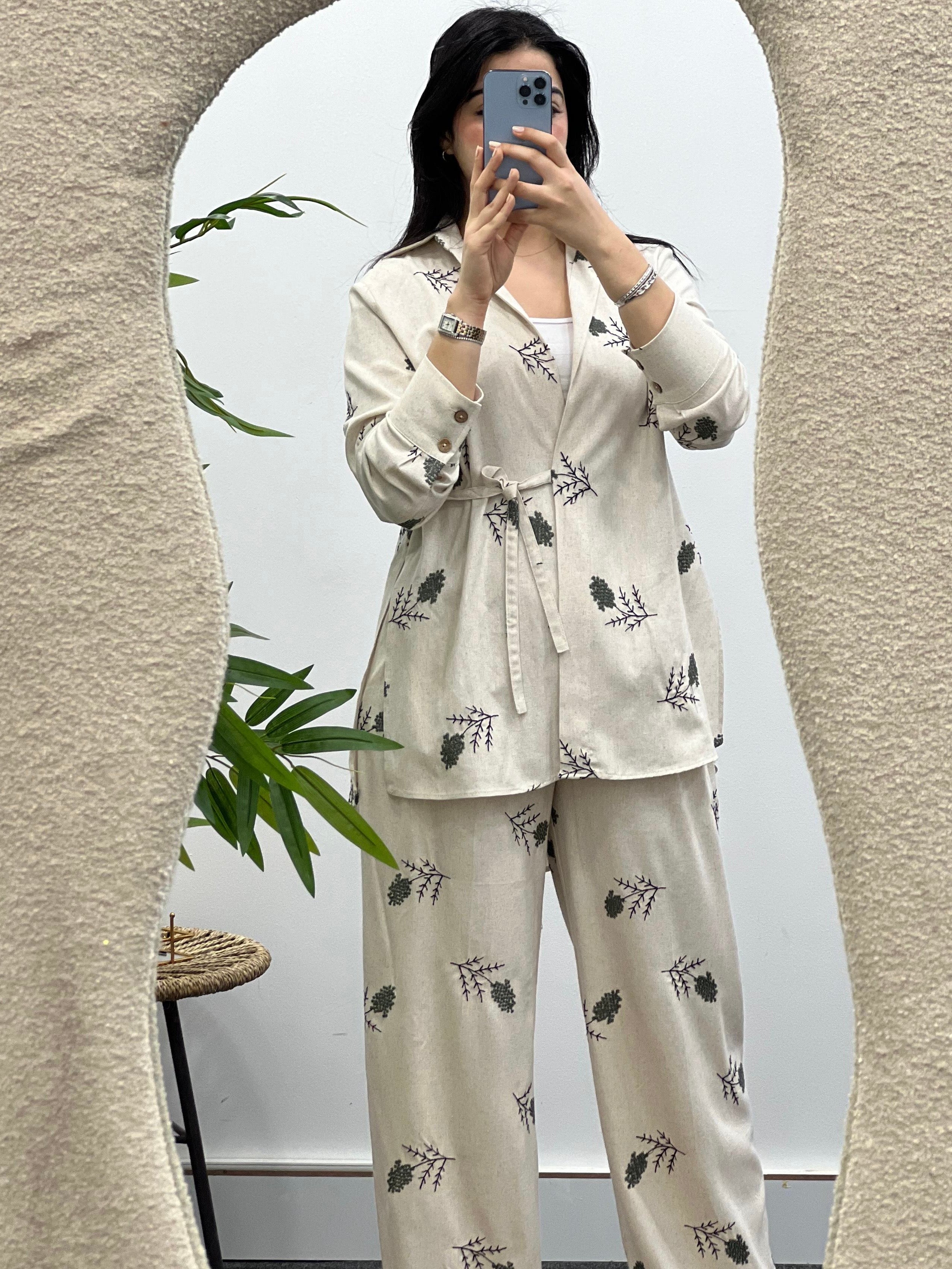 Ensemble en Broderie Élégante