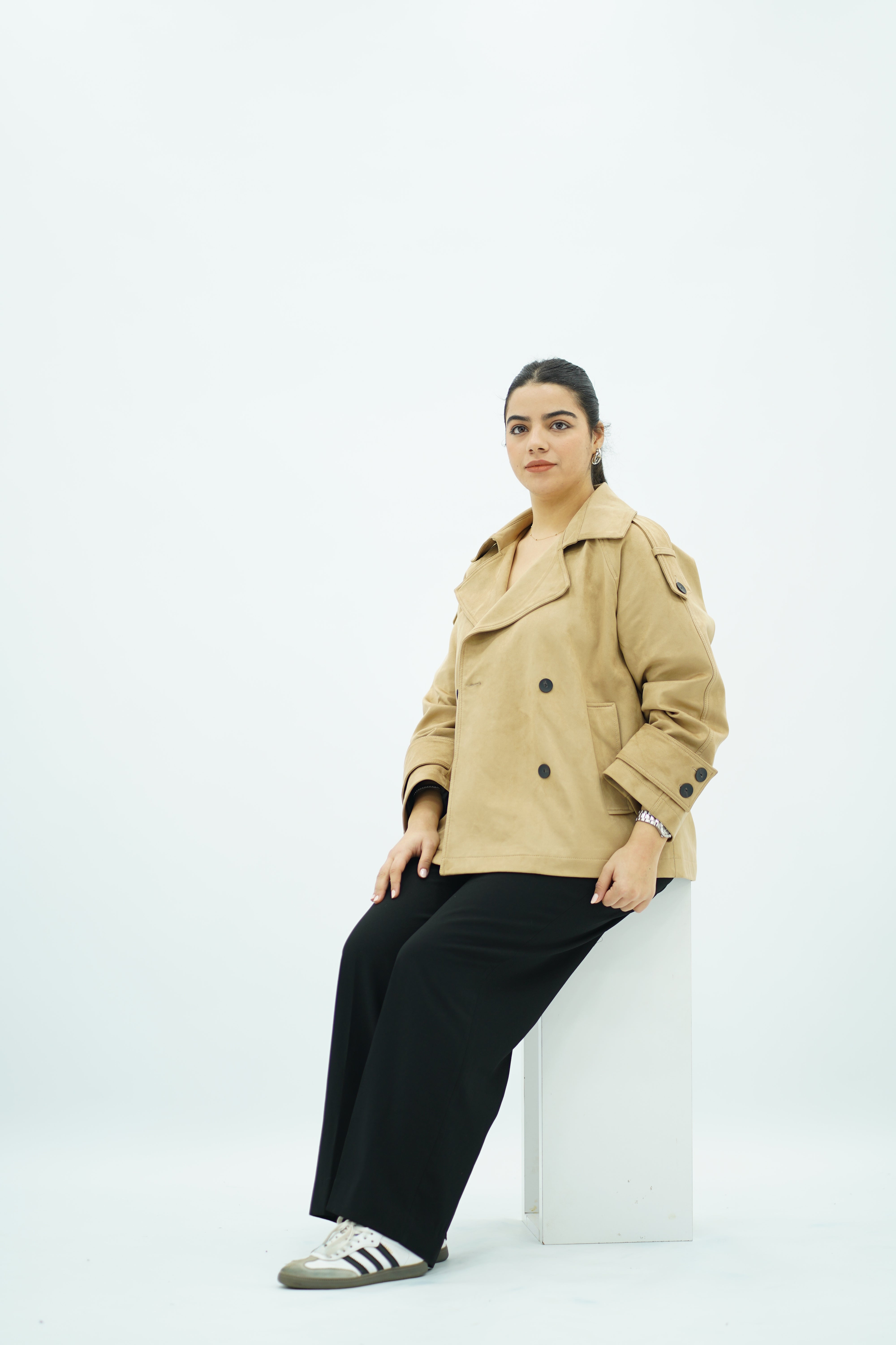 Trench court en faux daim