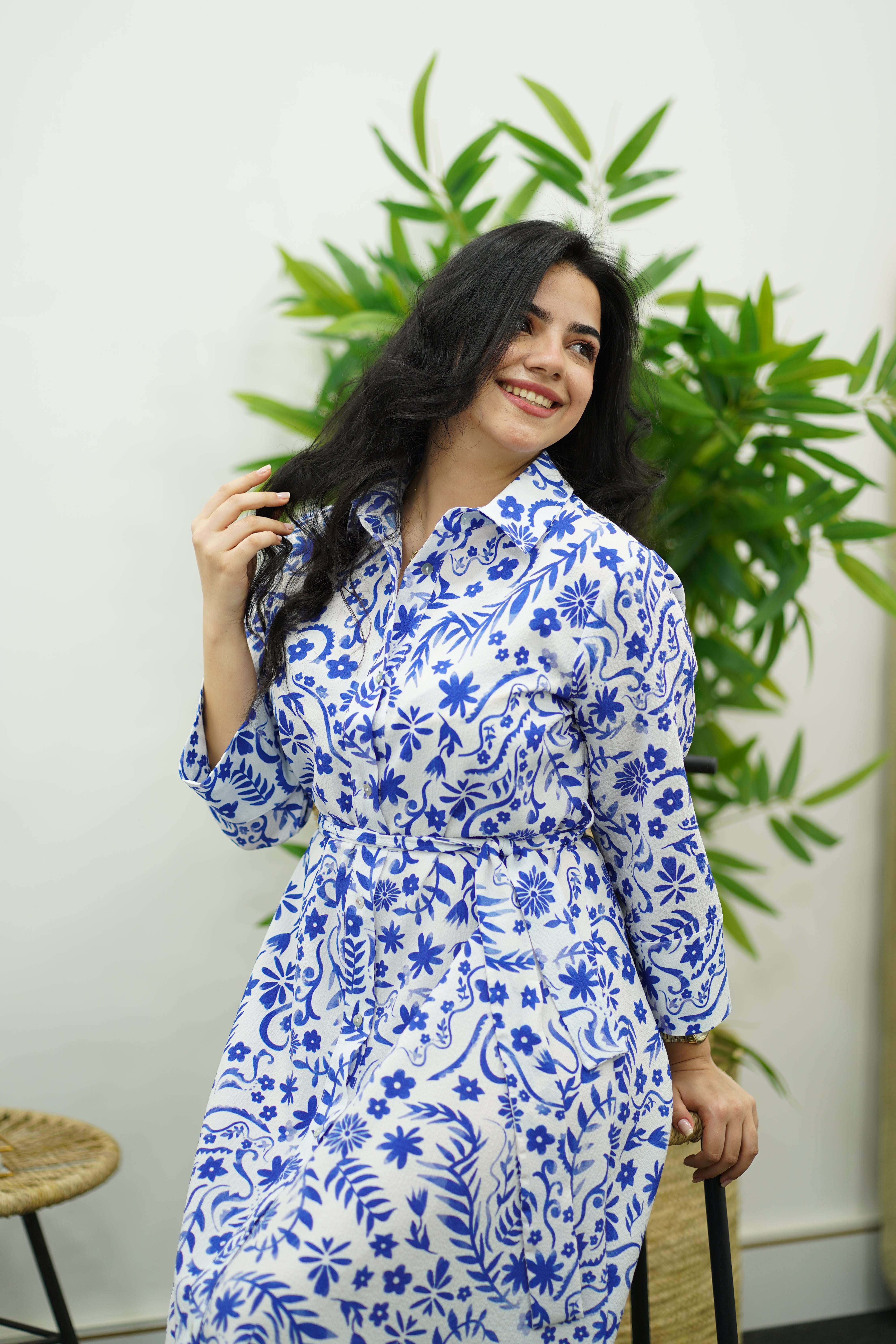 Robe Imprimée Florale Blanche et Bleu Ciel avec Ceinture – Chic Intemporel