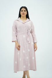 Robe chemise rose poudré brodée