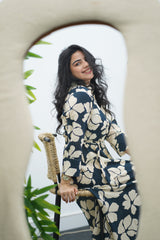 Robe à Fleurs Bleu Nuit et Beige En Lin avec Ceinture – Chic Intemporel