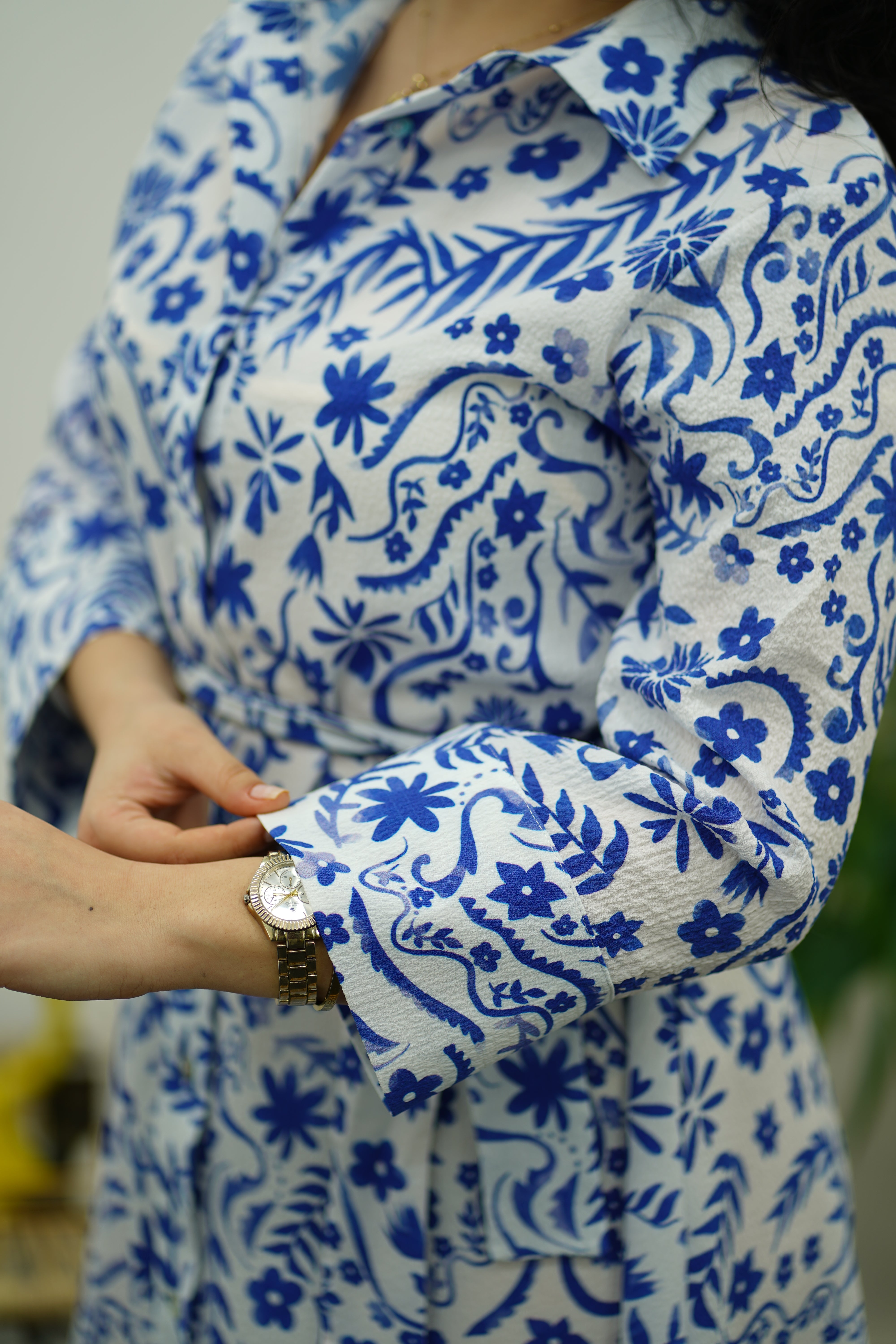 Robe Imprimée Florale Blanche et Bleu Ciel avec Ceinture – Chic Intemporel