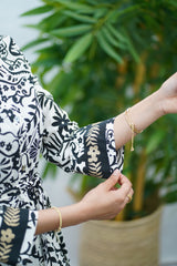 Robe Blanche et Noir Élégante avec Ceinture