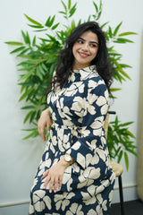 Robe à Fleurs Bleu Nuit et Beige En Lin avec Ceinture – Chic Intemporel