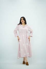 Robe chemise rose poudré brodée