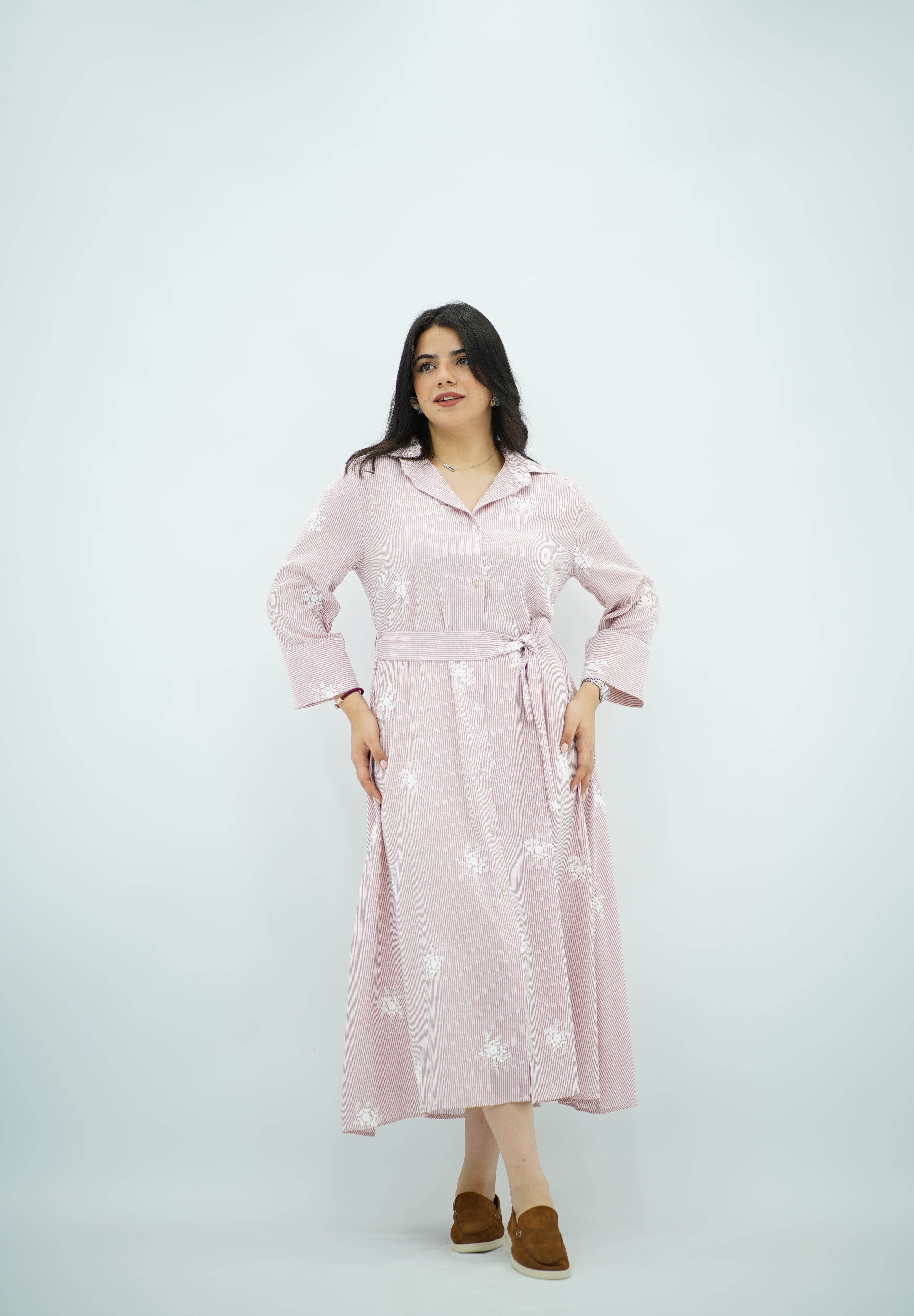 Robe chemise rose poudré brodée