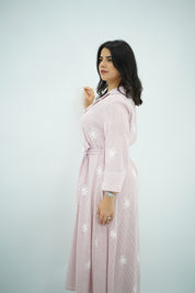 Robe chemise rose poudré brodée