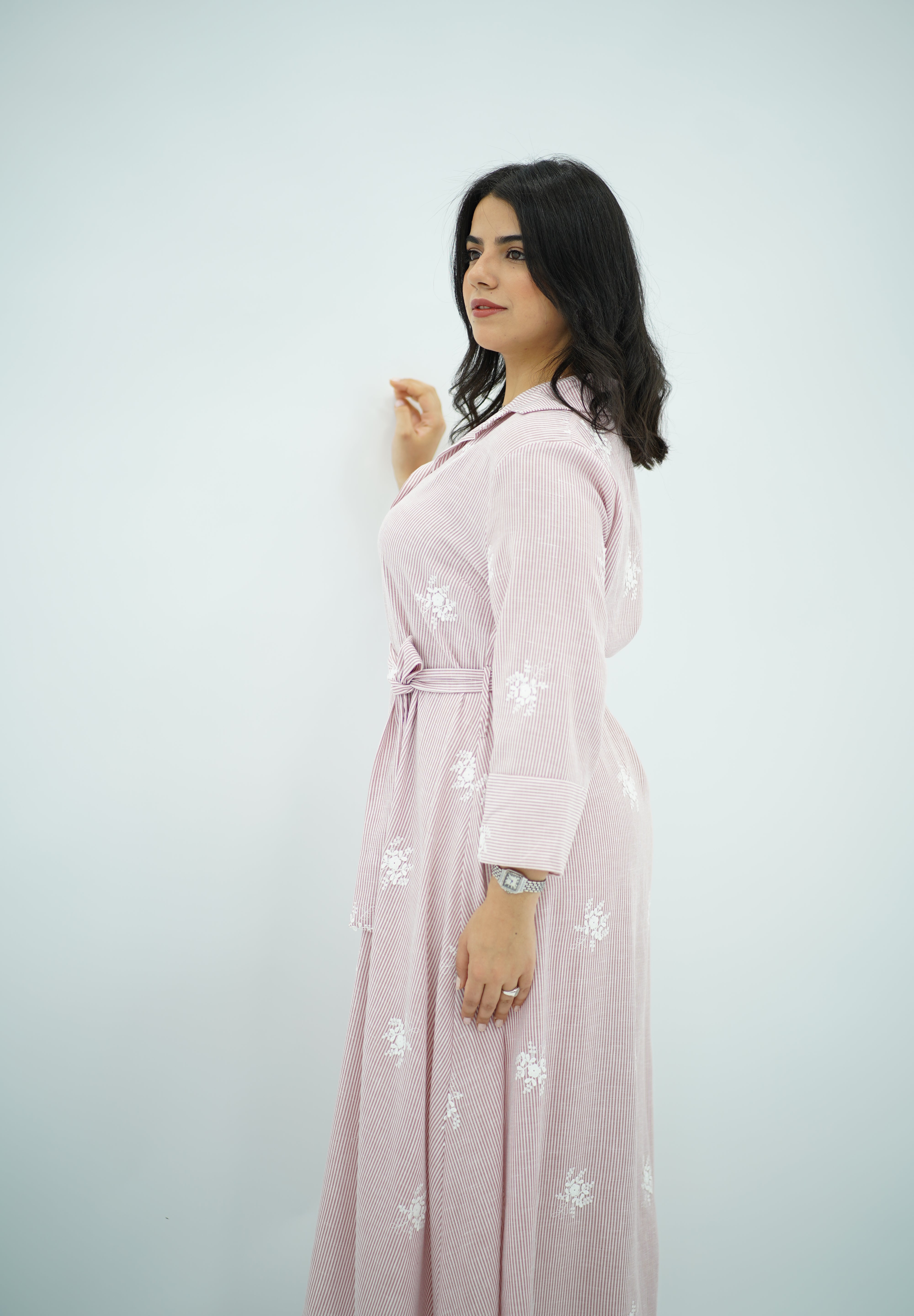 Robe chemise rose poudré brodée