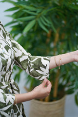 Robe Florale Vert Olive et Blanche avec Ceinture – Élégance Naturelle