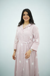 Robe chemise rose poudré brodée