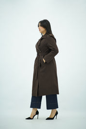 Trench Long Ceinturé Marron   – Col Montant & Boutonnage Croisé