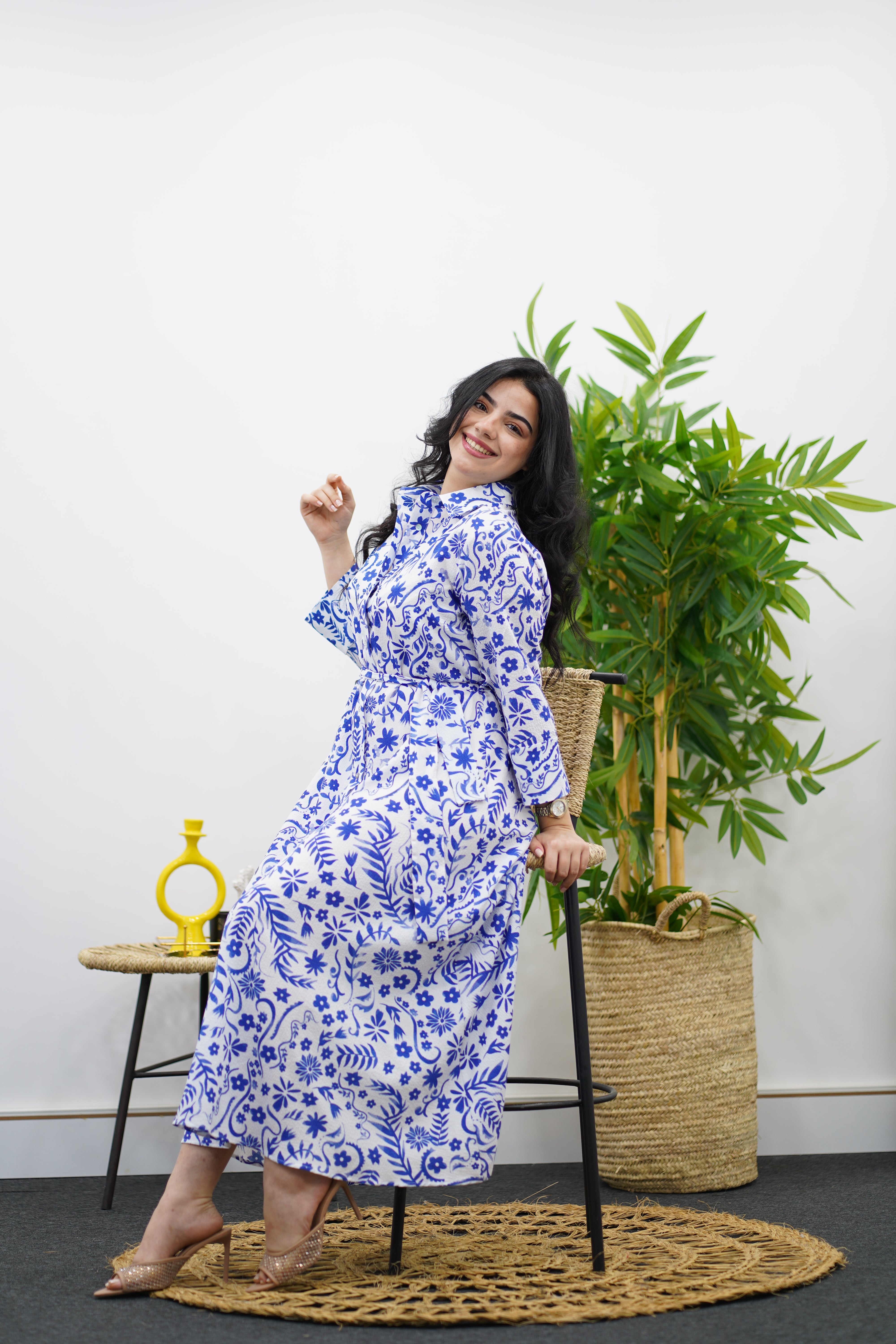 Robe Imprimée Florale Blanche et Bleu Ciel avec Ceinture – Chic Intemporel