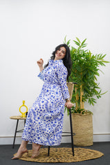 Robe Imprimée Florale Blanche et Bleu Ciel avec Ceinture – Chic Intemporel