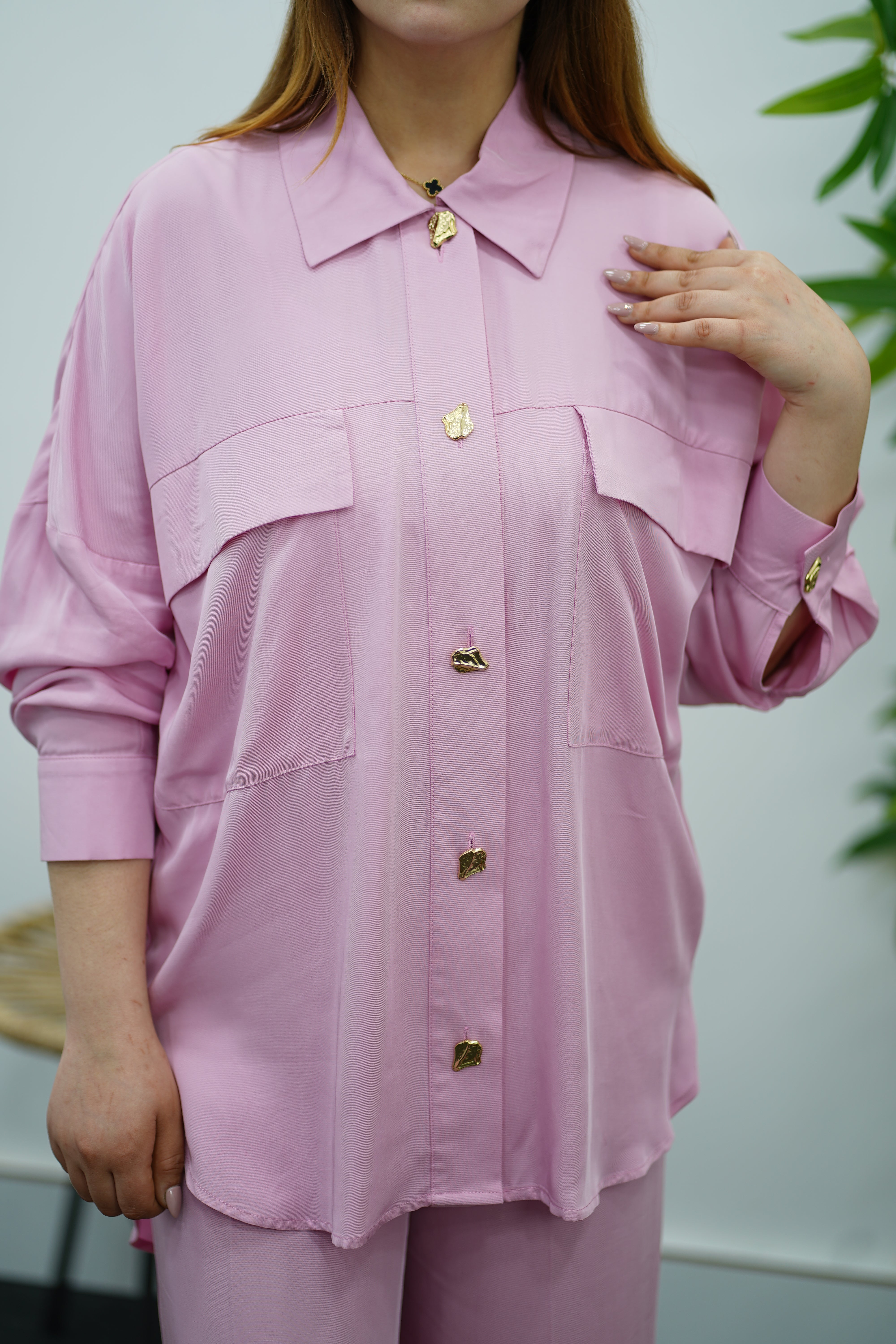 Élégance en Rose - Ensemble Pantalon & Chemise à Boutons Dorés