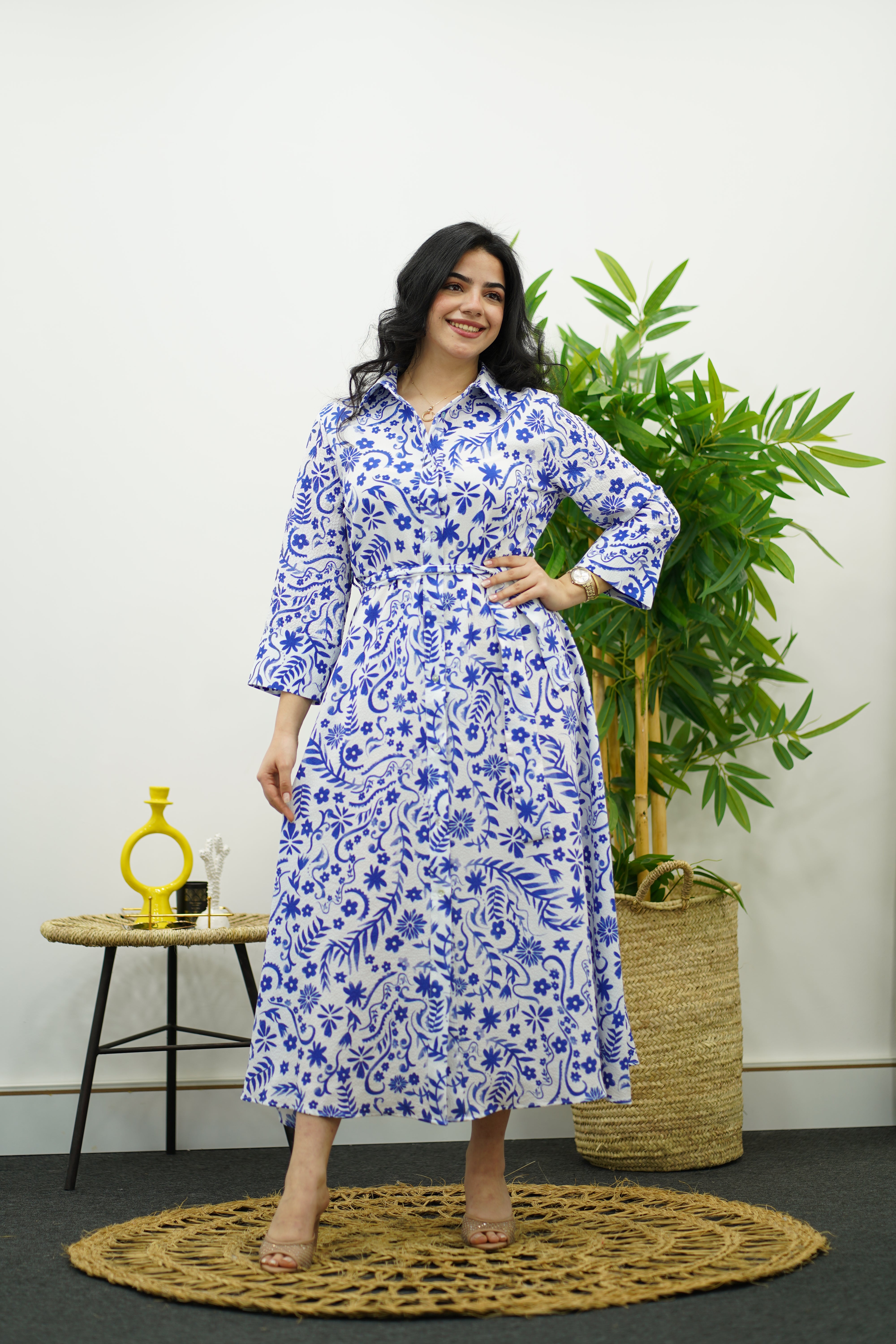 Robe Imprimée Florale Blanche et Bleu Ciel avec Ceinture – Chic Intemporel