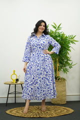 Robe Imprimée Florale Blanche et Bleu Ciel avec Ceinture – Chic Intemporel