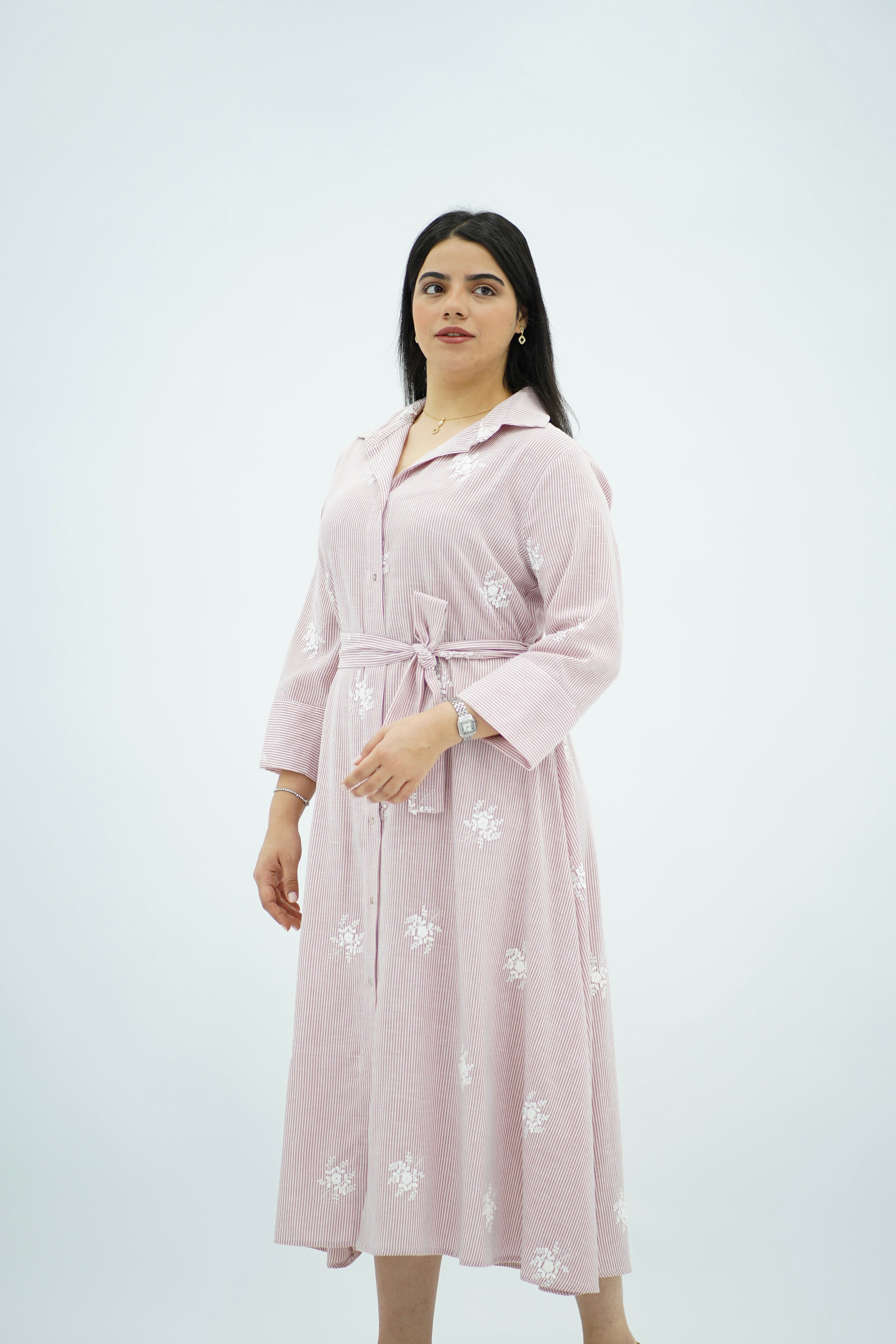 Robe chemise rose poudré brodée