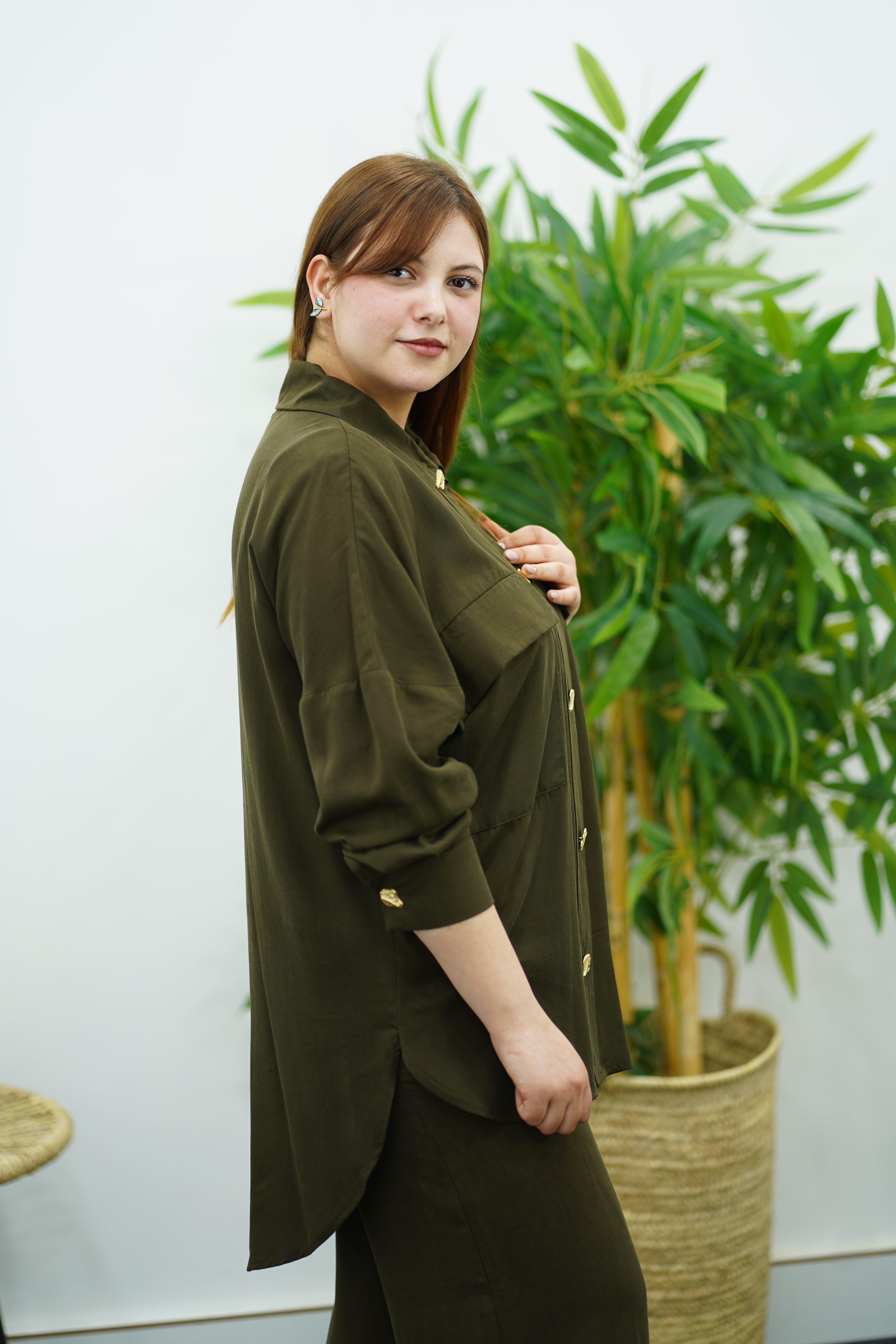 Élégance en Kaki - Ensemble  Pantalon & Chemise à Boutons Dorés