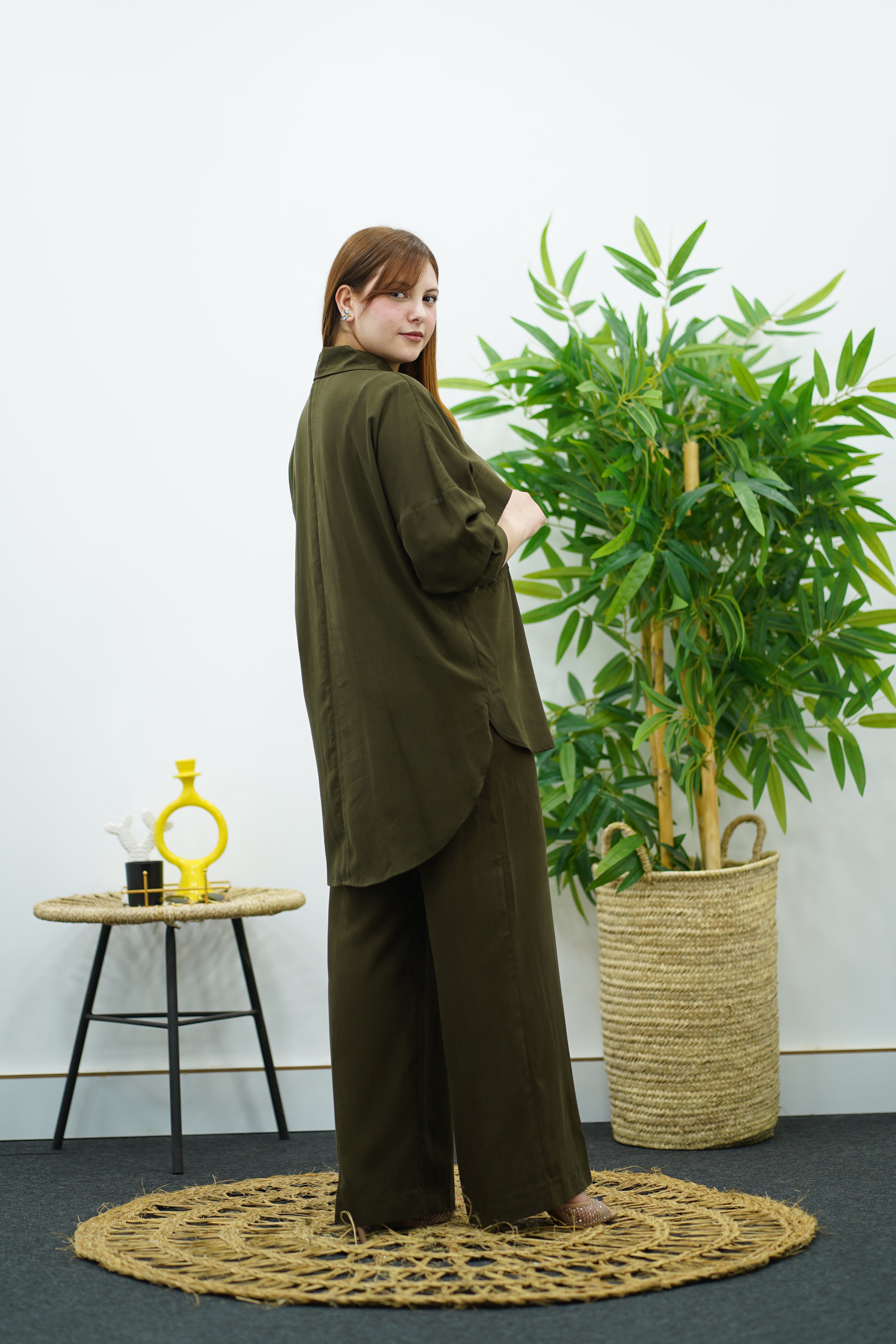 Élégance en Kaki - Ensemble  Pantalon & Chemise à Boutons Dorés