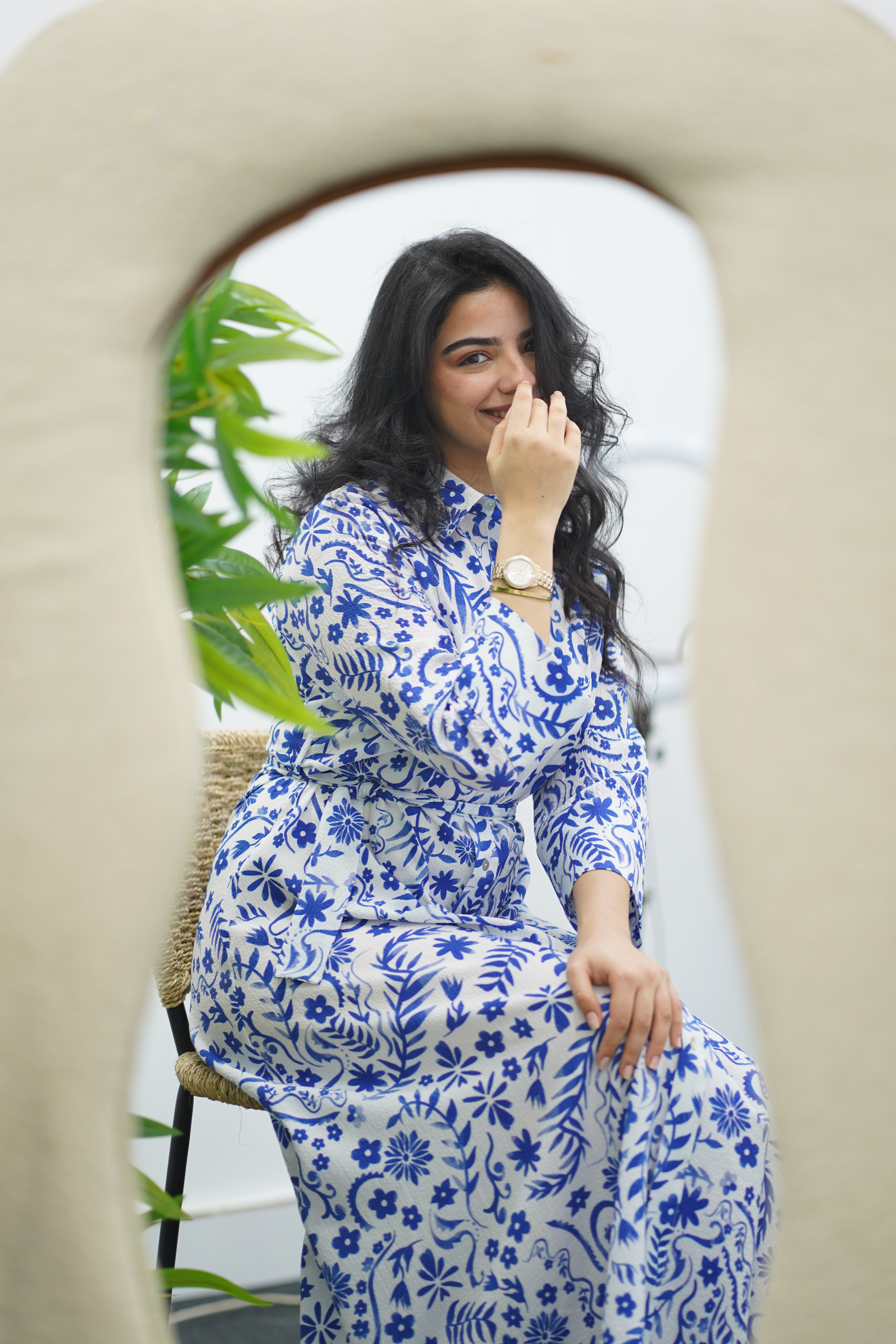 Robe Imprimée Florale Blanche et Bleu Ciel avec Ceinture – Chic Intemporel
