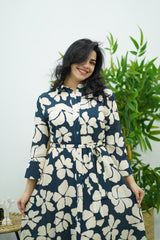 Robe à Fleurs Bleu Nuit et Beige En Lin avec Ceinture – Chic Intemporel
