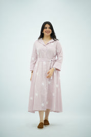 Robe chemise rose poudré brodée