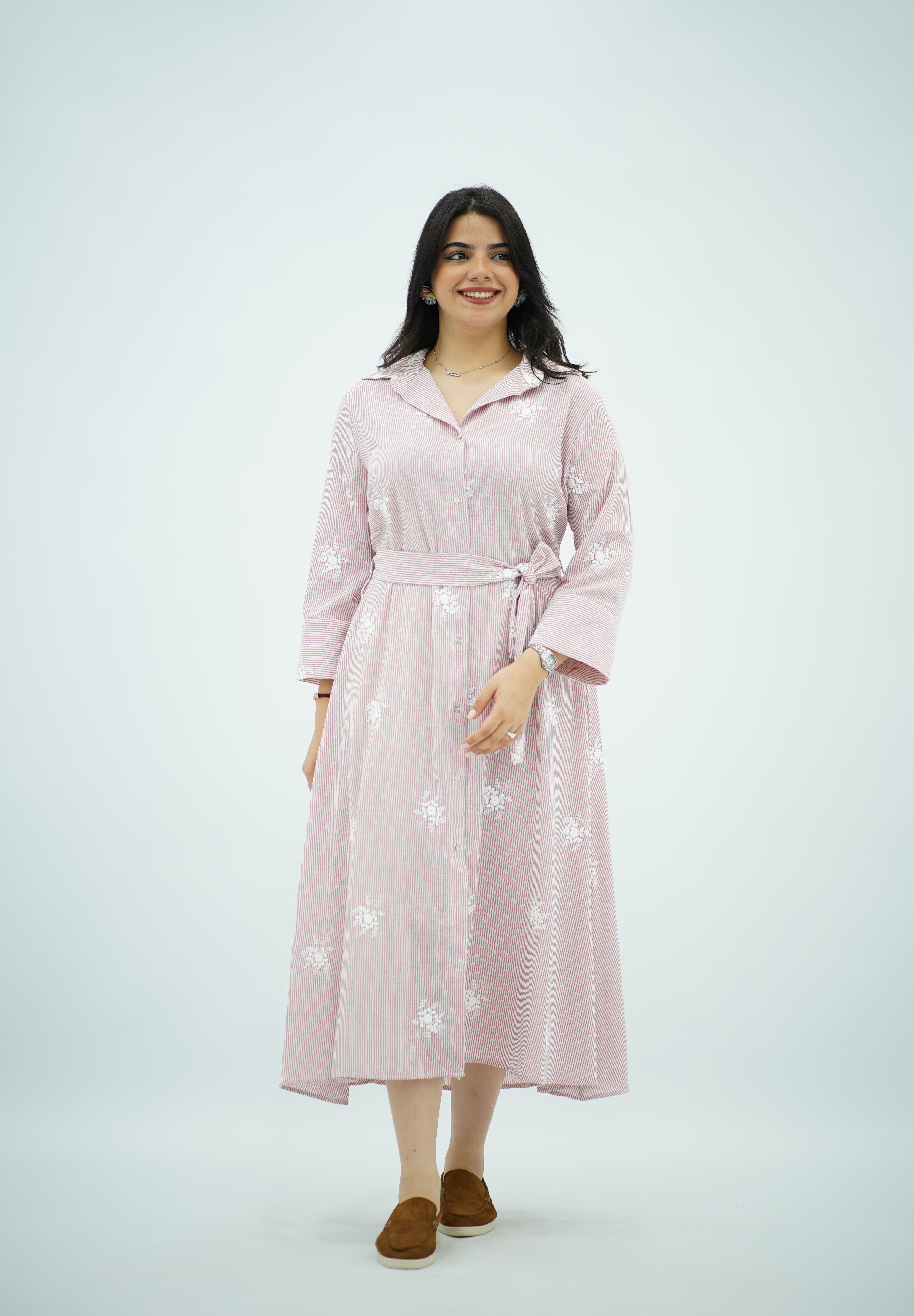 Robe chemise rose poudré brodée