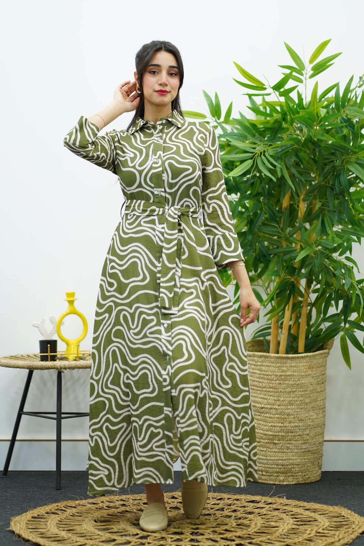Robe Florale Kaki et Blanche avec Ceinture – Élégance Naturelle