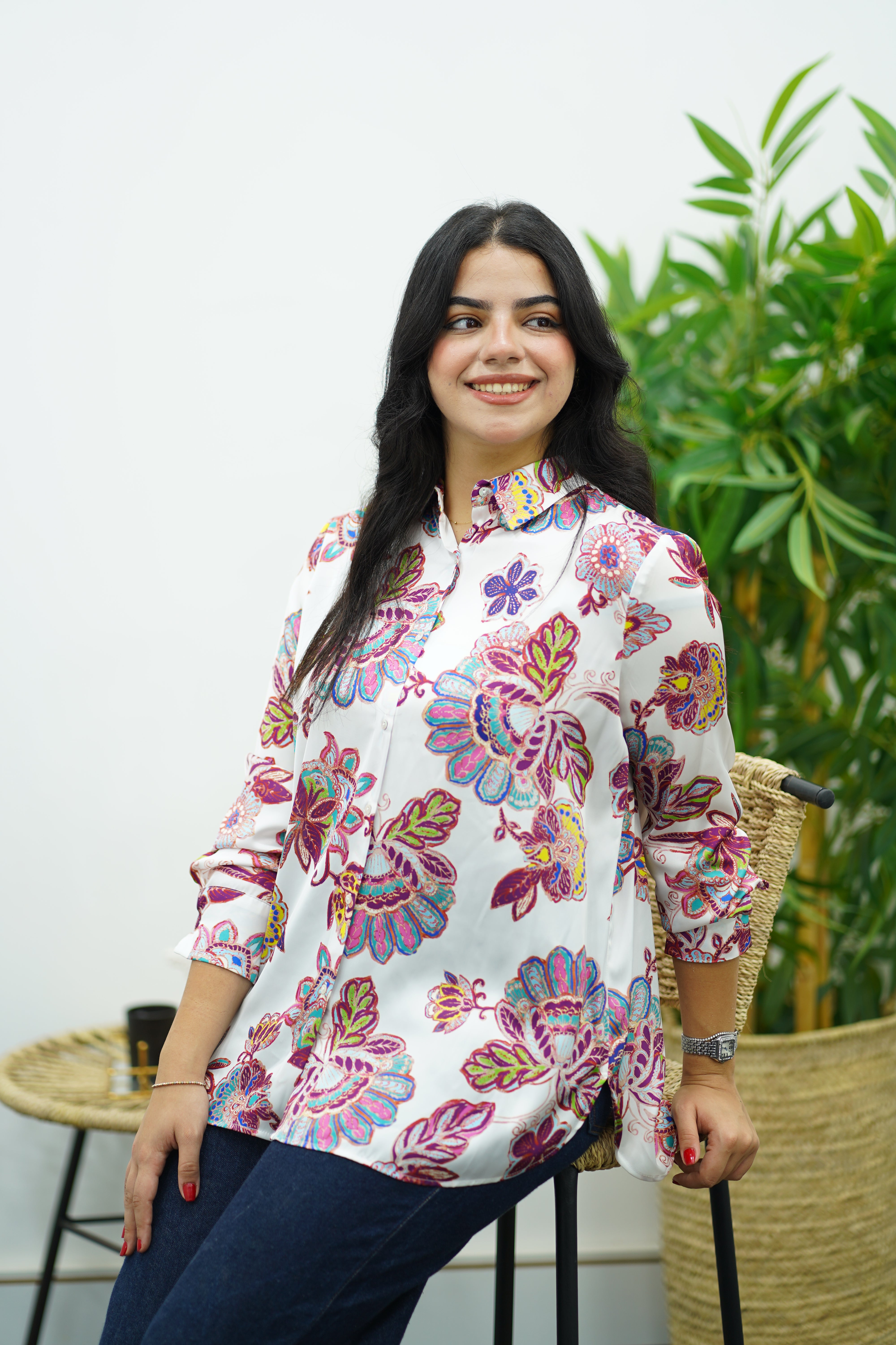 Chemise blanche à l’imprimé floral