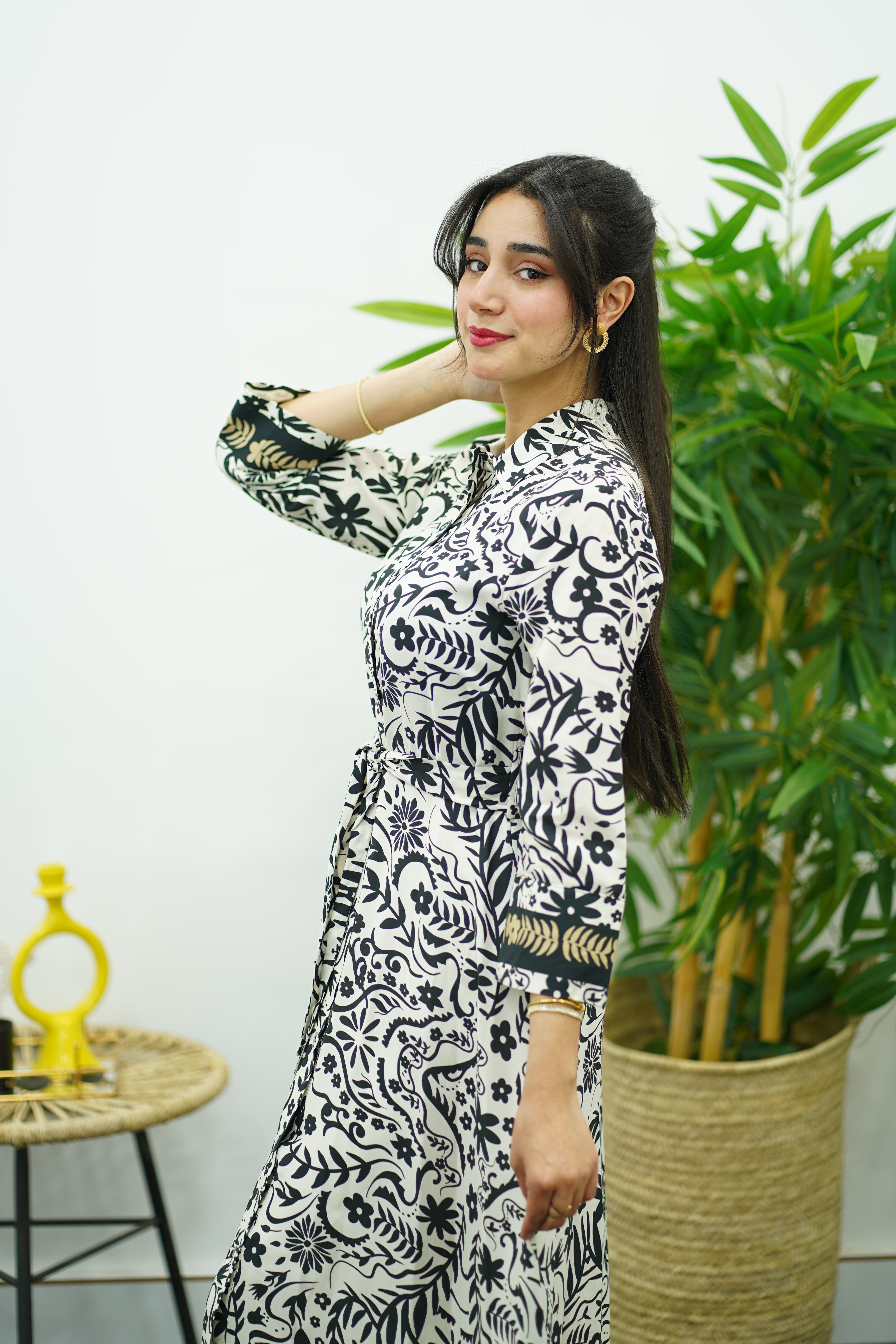 Robe Blanche et Noir Élégante avec Ceinture