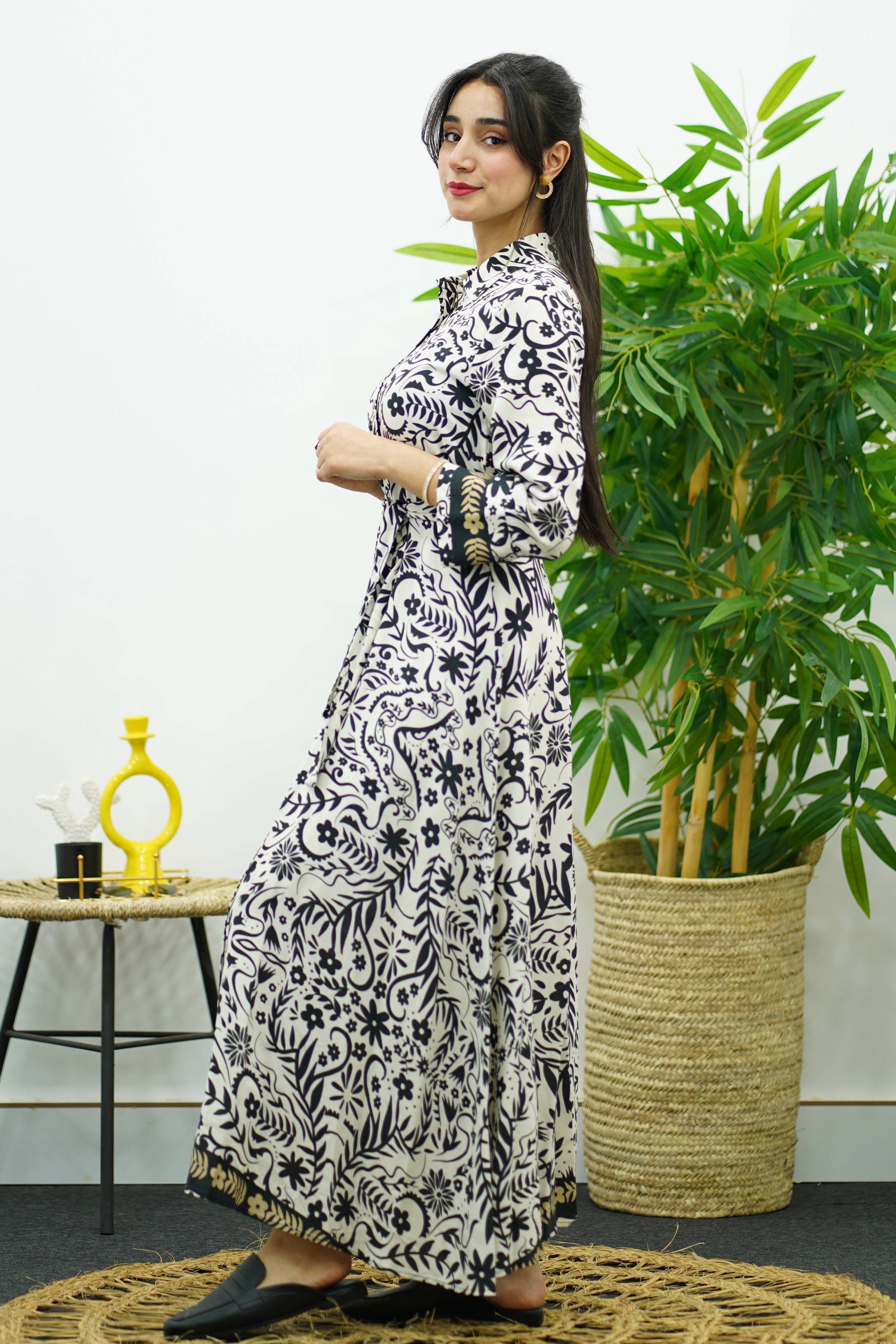 Robe Blanche et Noir Élégante avec Ceinture