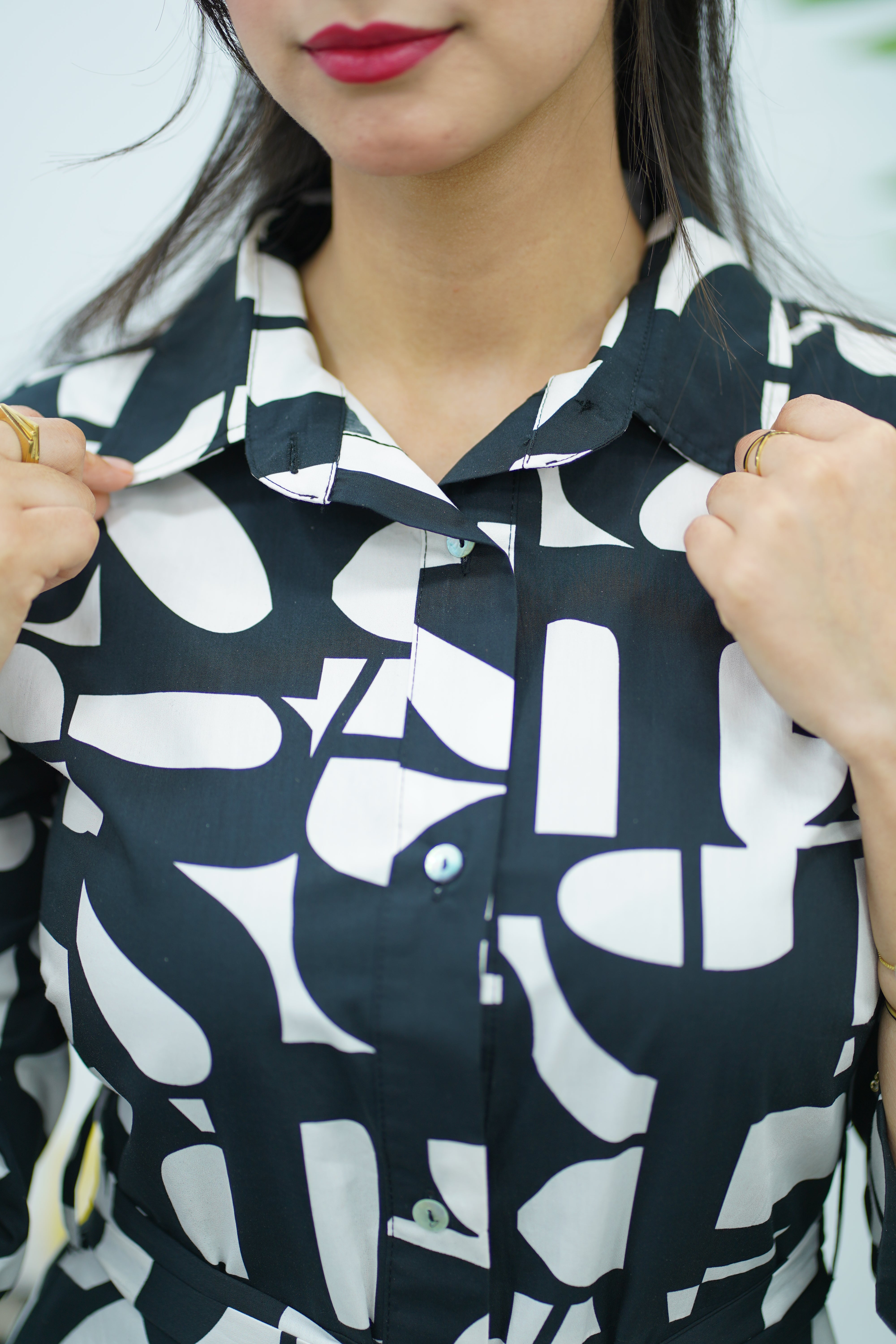 Robe Noire et Blanche Élégante avec Ceinture – Chic Intemporel