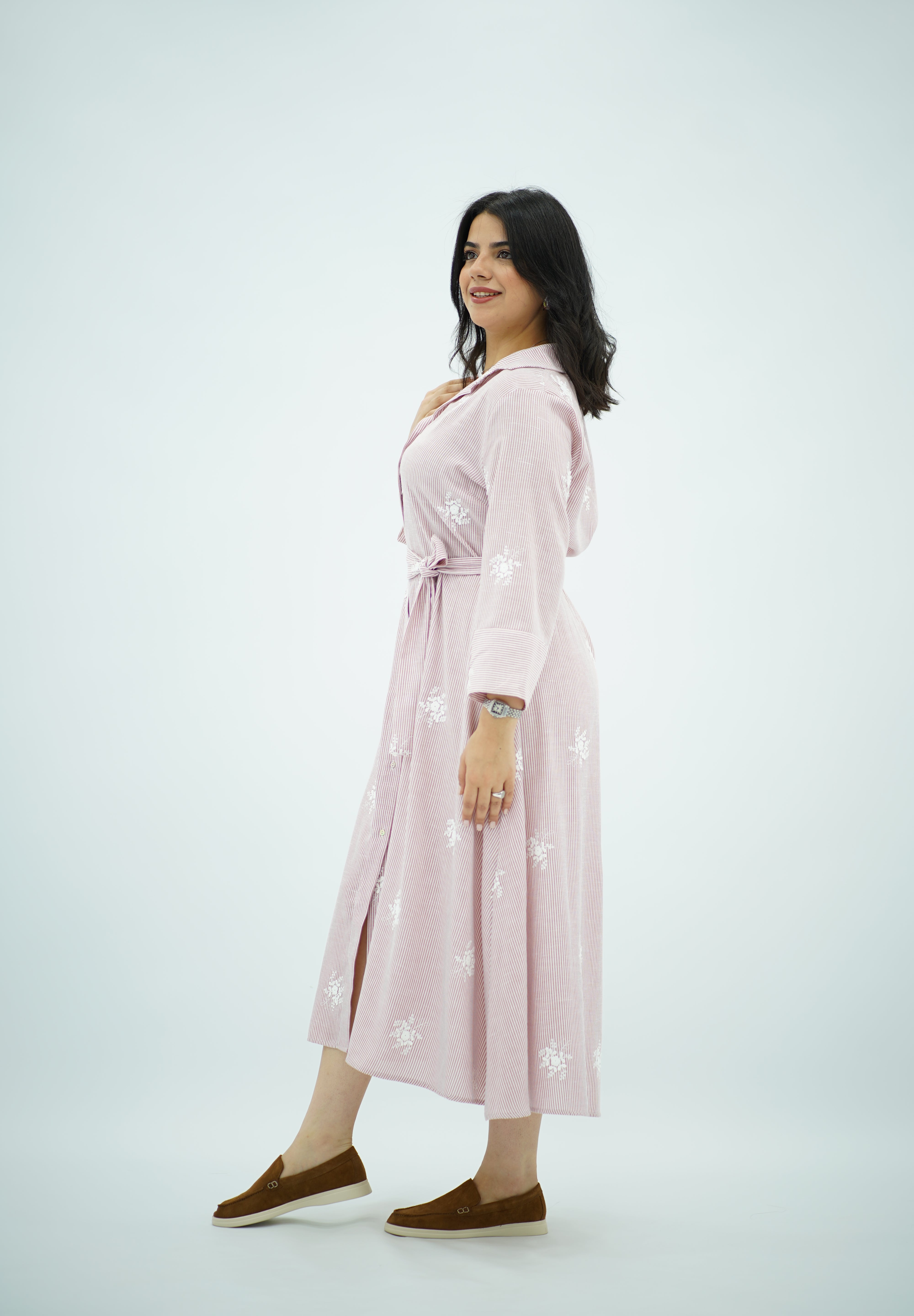 Robe chemise rose poudré brodée