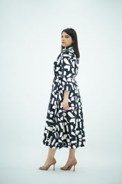 Robe Noire et Blanche Élégante avec Ceinture – Chic Intemporel