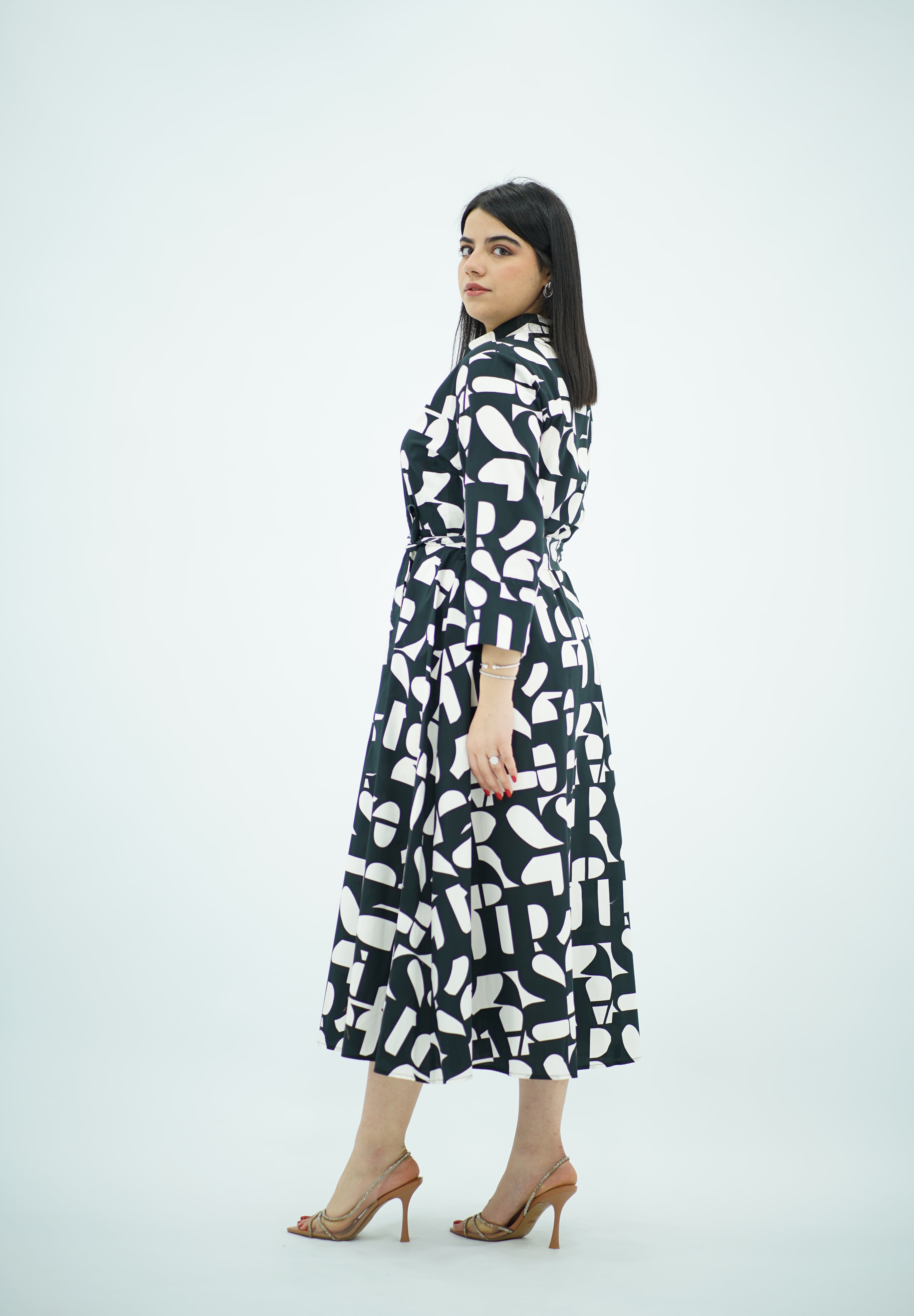 Robe Noire et Blanche Élégante avec Ceinture – Chic Intemporel