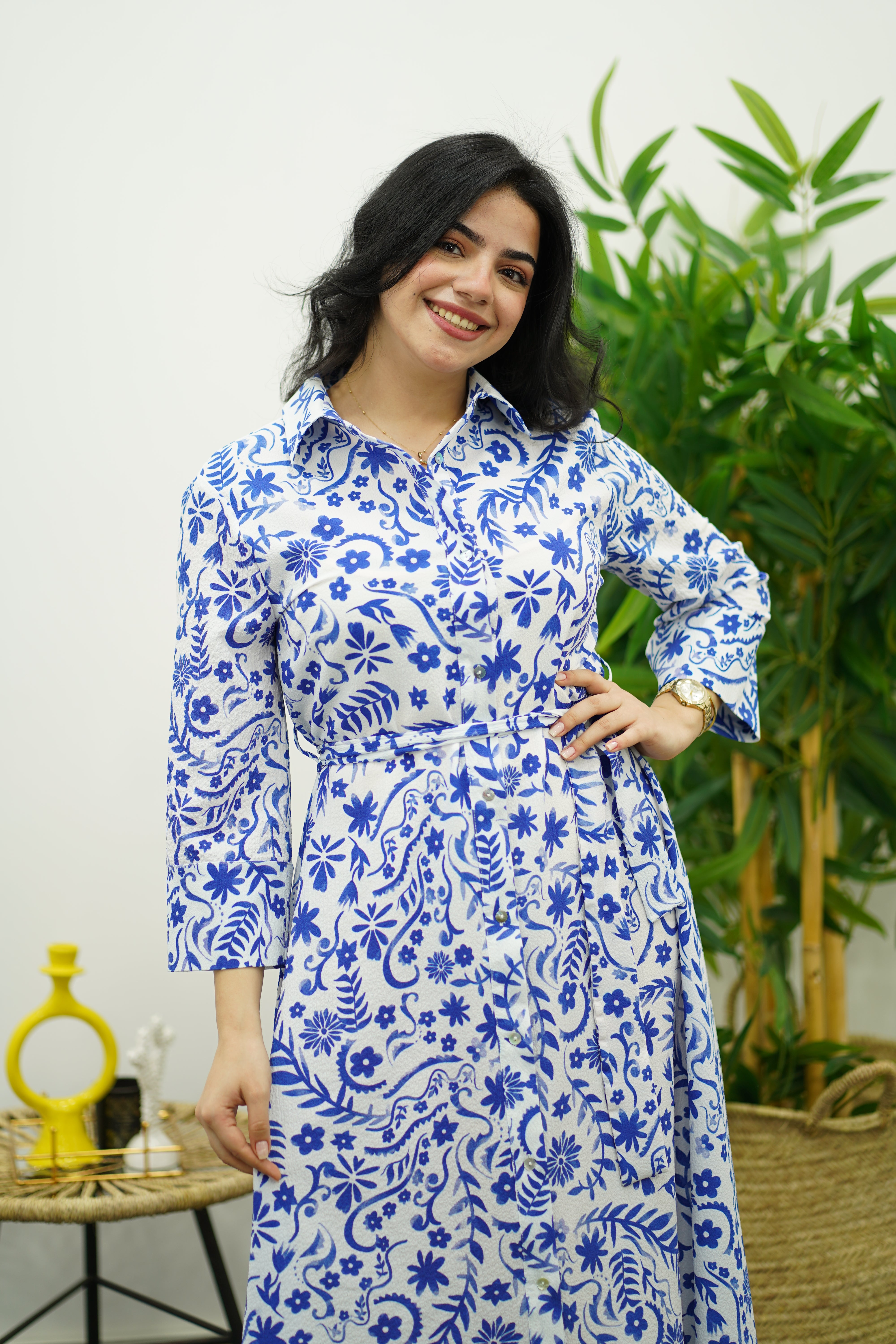 Robe Imprimée Florale Blanche et Bleu Ciel avec Ceinture – Chic Intemporel