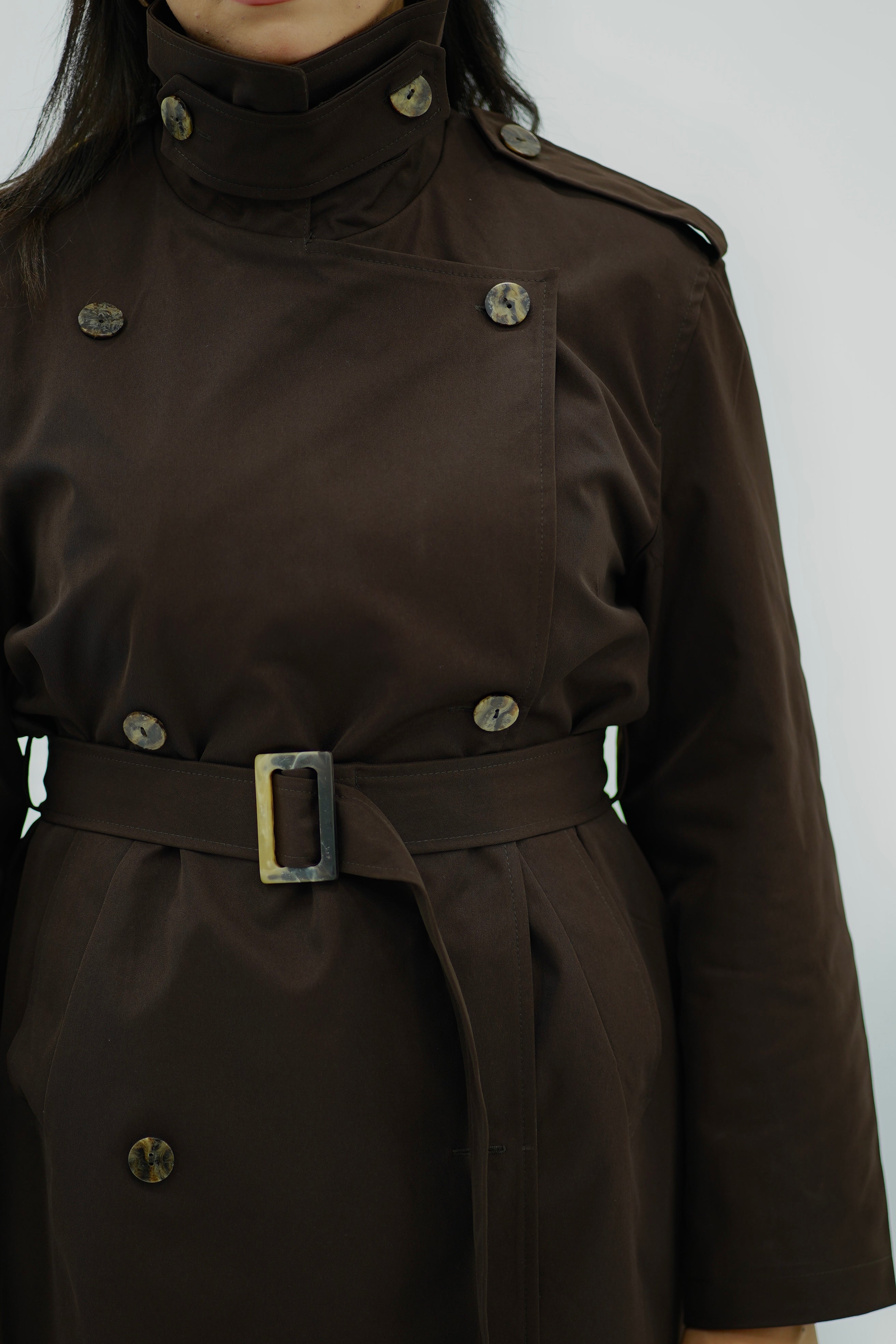 Trench Long Ceinturé Marron   – Col Montant & Boutonnage Croisé